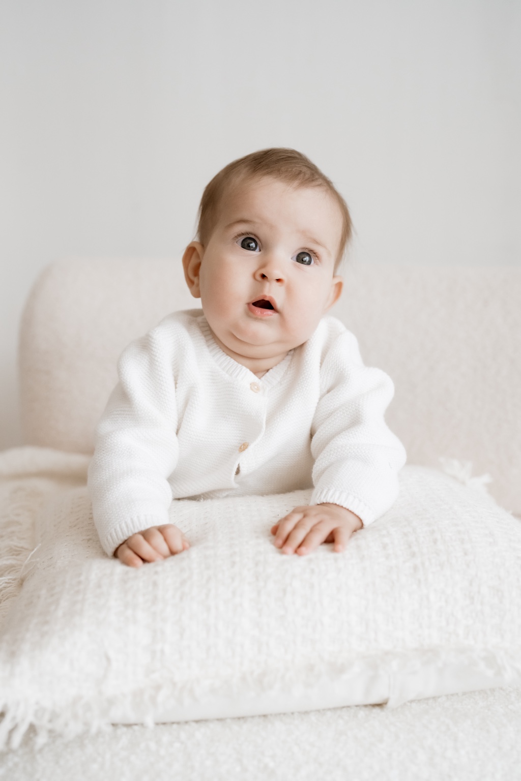 Aufmerksames Baby im hellen Studio