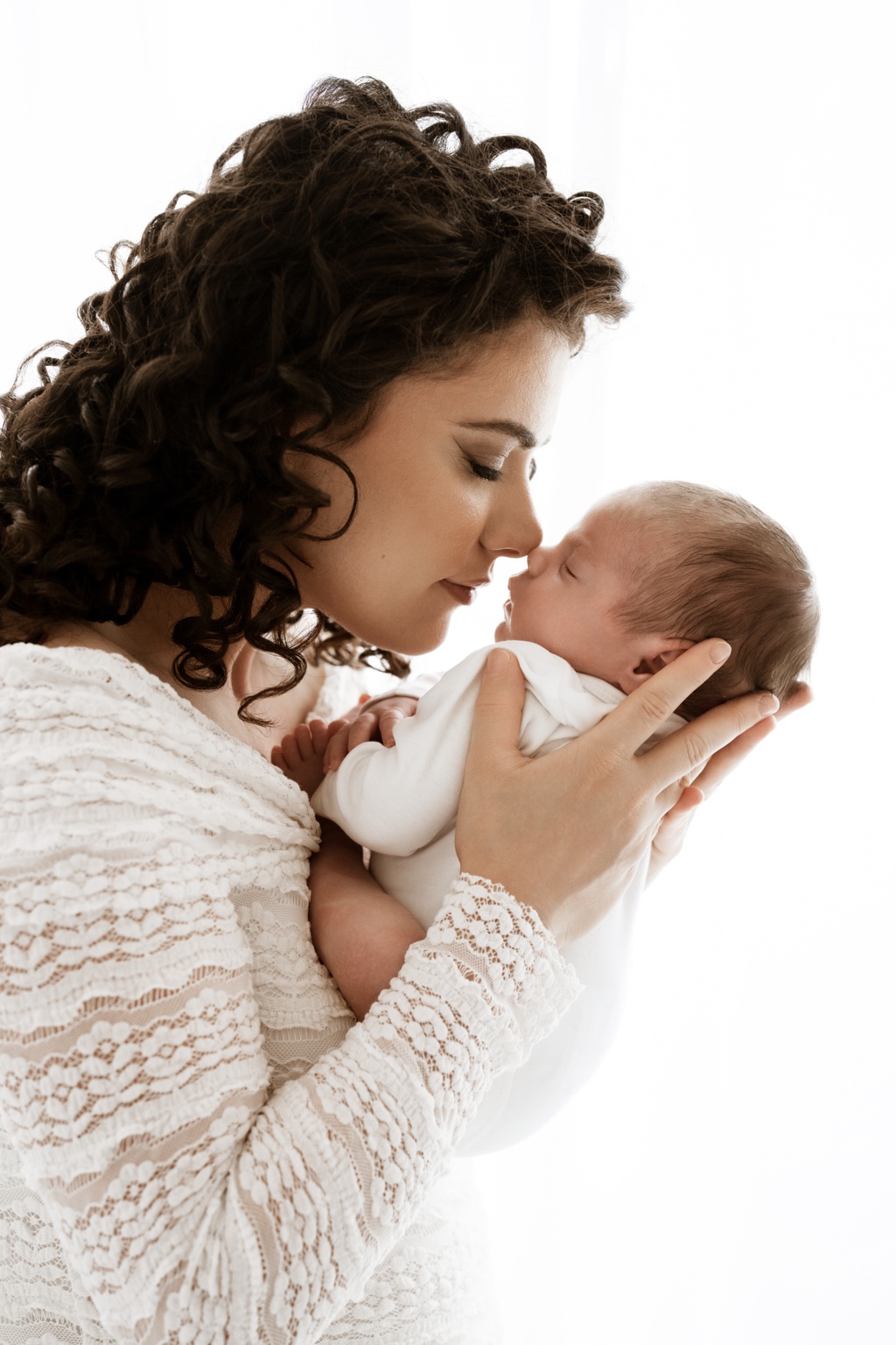 Inniger Moment zwischen Mutter und Neugeborenem