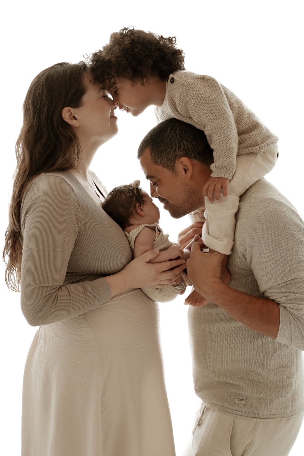 Familie begrüßt gemeinsam ihr Neugeborenes