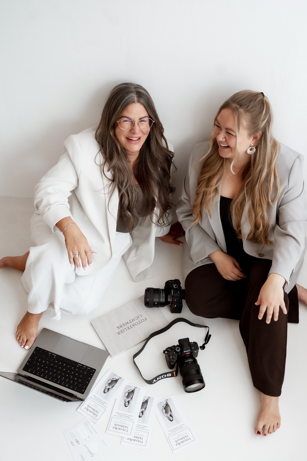 Nina und Julia lachen gemeinsam im Fotoatelier