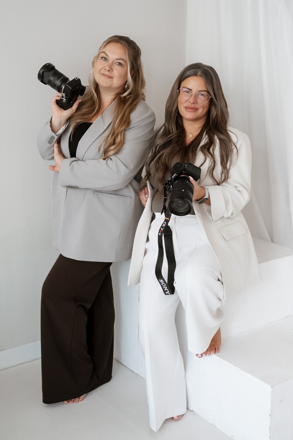 Nina und Julia mit ihren Kameras im Fotoatelier Lichtwerk
